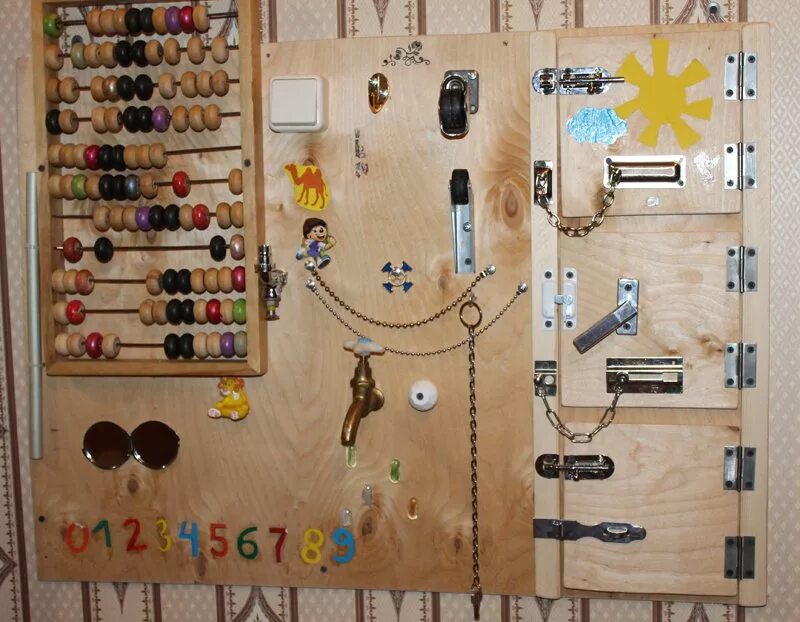 развивающий стенд для детей. детские стенды своими руками. детские стенды своими руками. детский стенд с выключателями. развивающая доска с замочками.