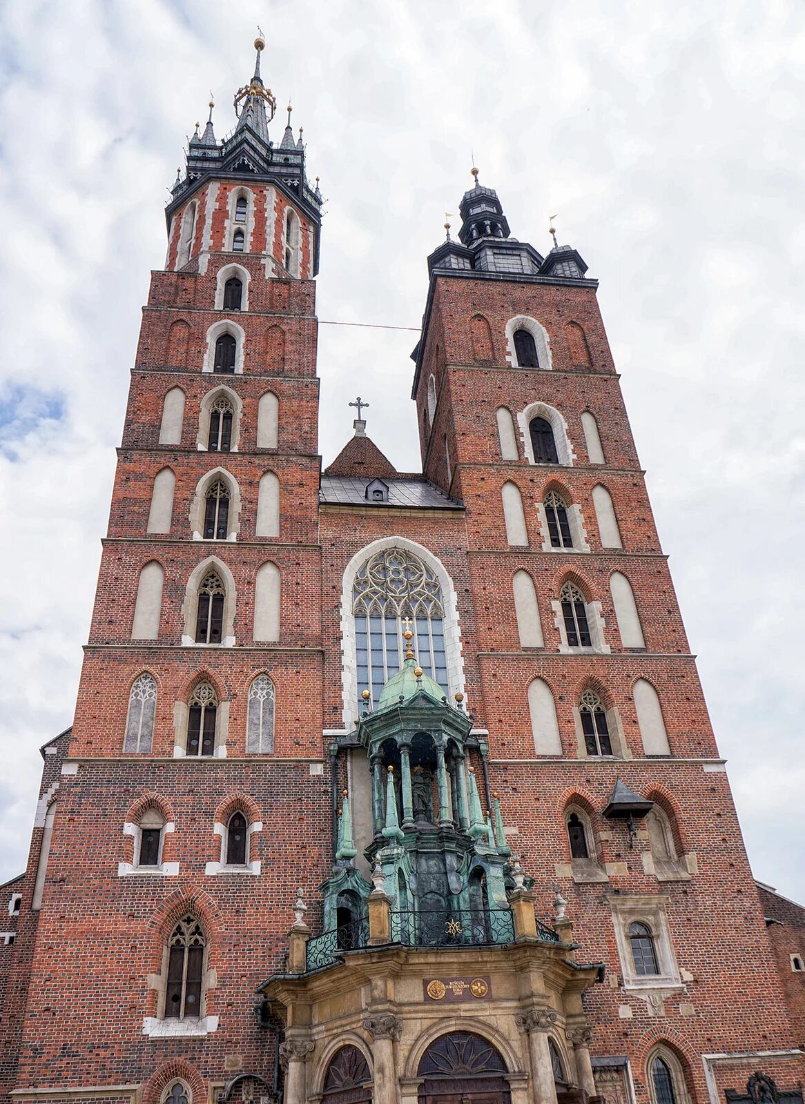 Мариацкий собор в кракове. Краков марианский костел снаружи. Собор пресвятой девы марии краков. Вид с мариацкого костела краков. Мариацкий собор в польше.