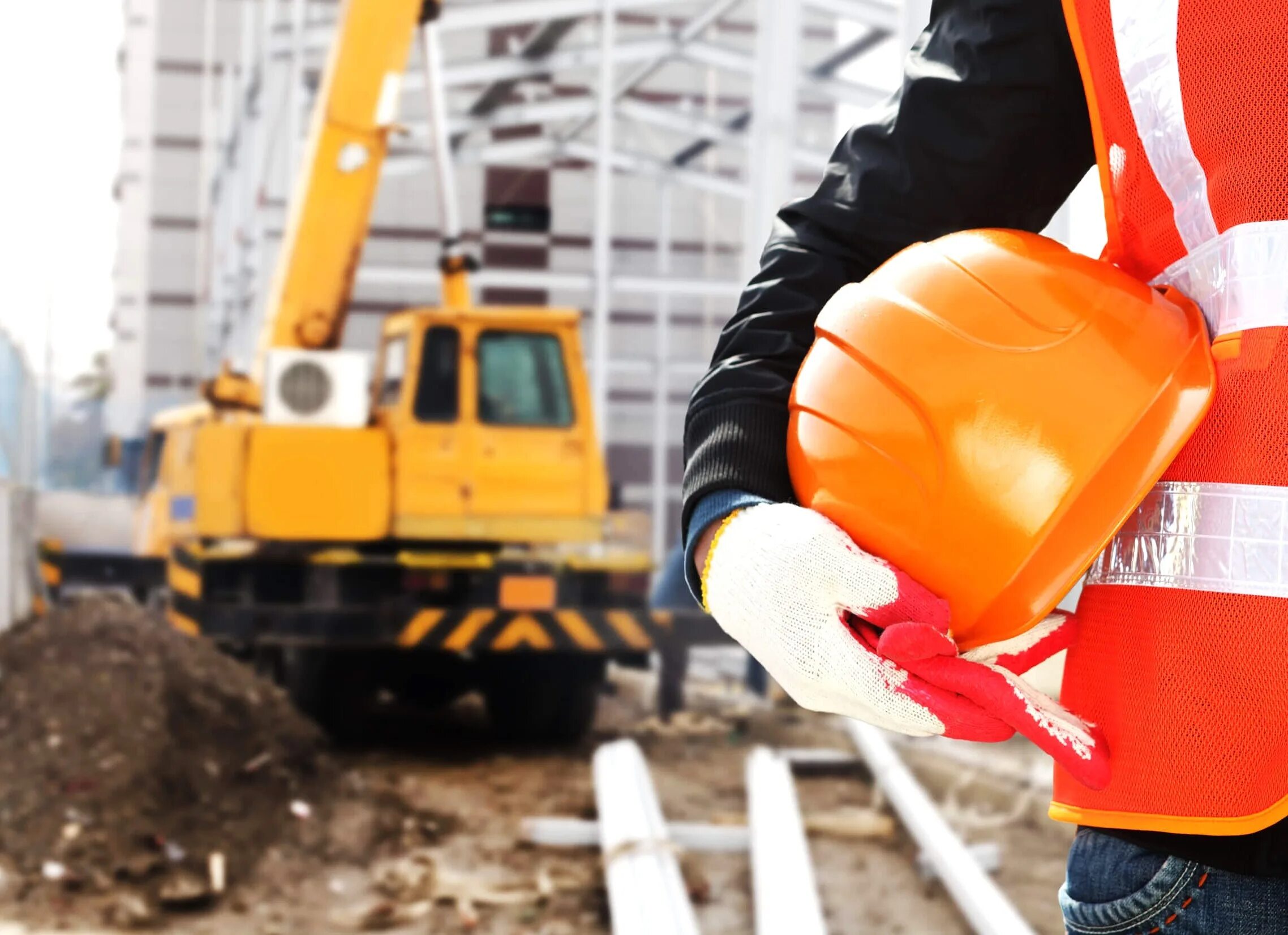 охрана труда в строительстве. промышленная безопасность. стройка здания. безопасность в строительной отрасли. охранв труда встроительстае.