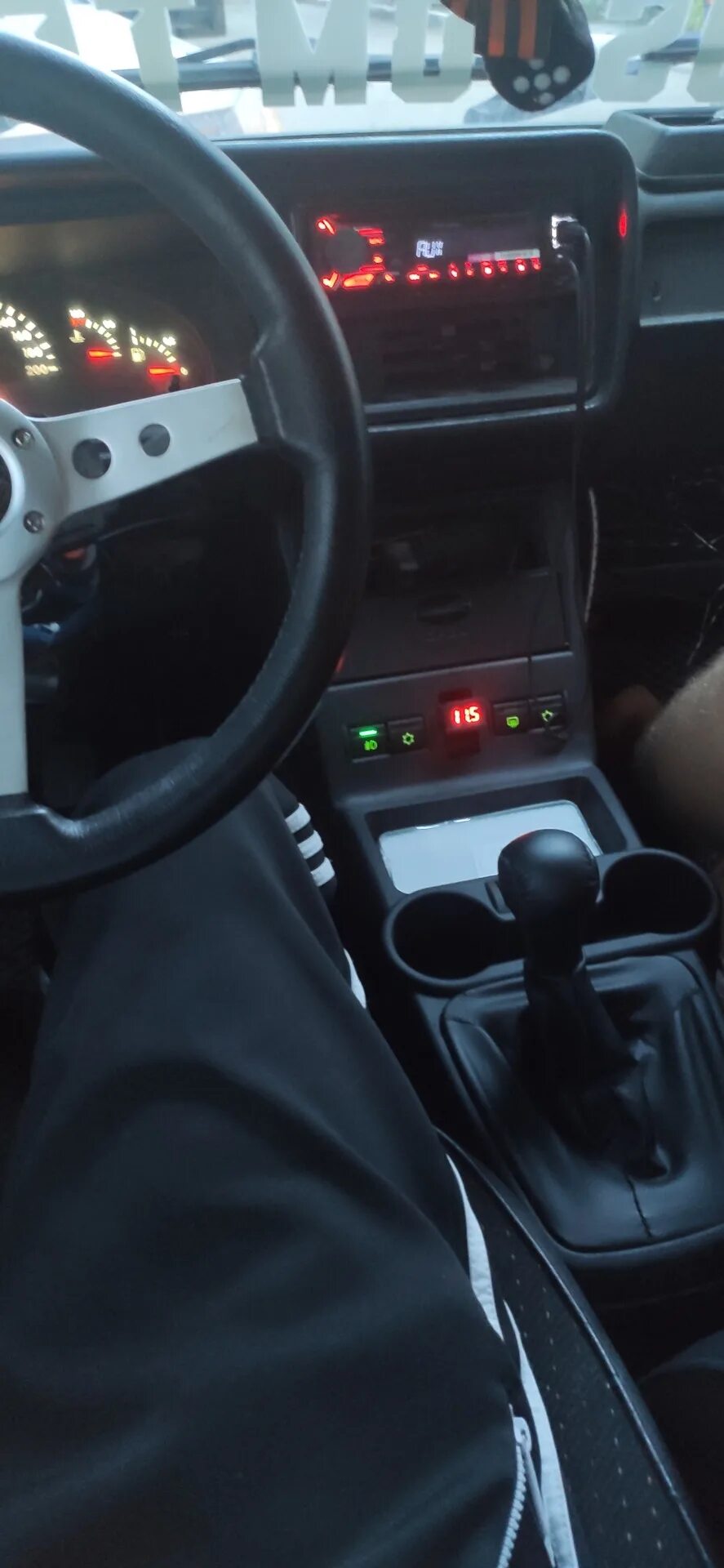 Борода ваз 2105. Тоннель 2107. Подлокотник на ваз 2107. Консоль ваз 2107 с подстаканниками. Центральная консоль 2114 на ваз 2107.