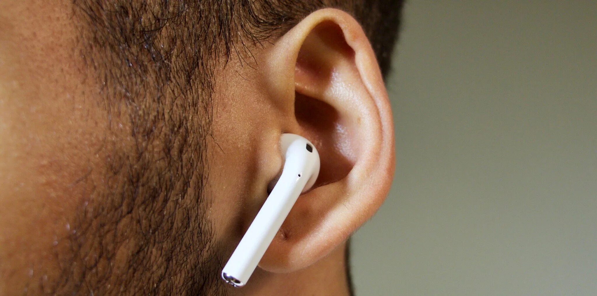 Apple AIRPODS 2.2 В ухе. Apple AIRPODS 2 В ушах. Apple AIRPODS Pro 2 in Ear. Наушники Apple AIRPODS Pro в ушах. Airpods выпадают из ушей