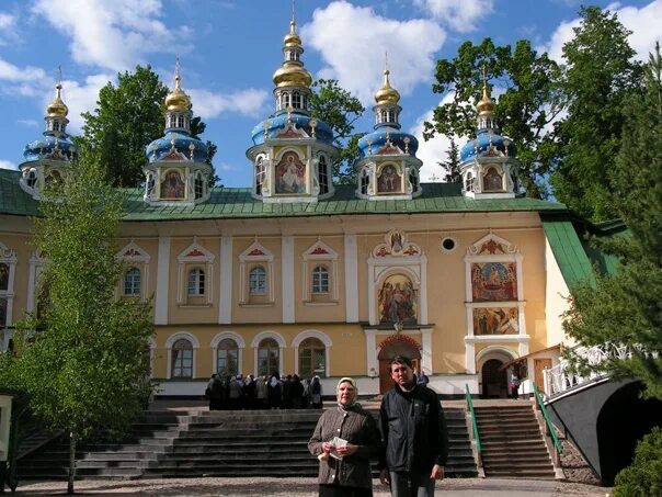 Паломники псково печерского монастыря. Псково-печерский монастырь сверху. Паломнический центр псково печерского монастыря. Печорский монастырь псковская область зимой. Дом паломника псково-печерского монастыря, печоры.