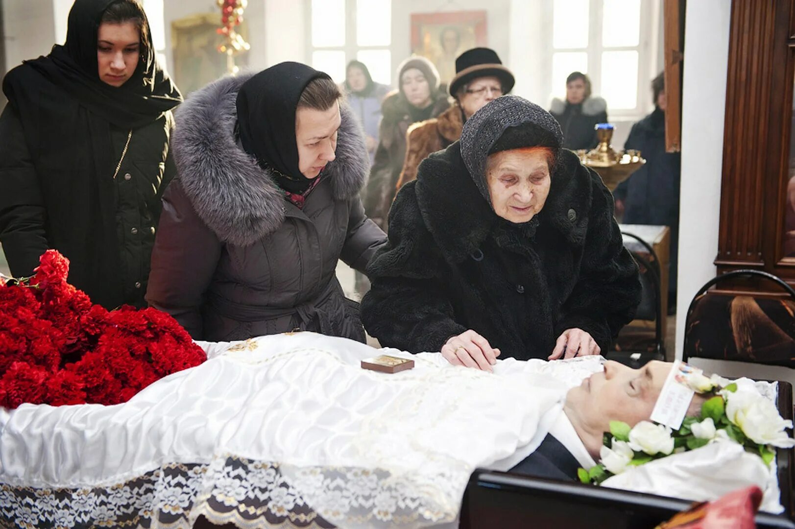 Друзья Никиты Емшанова возмущены лживыми слухами об актере после его смерти - Ру