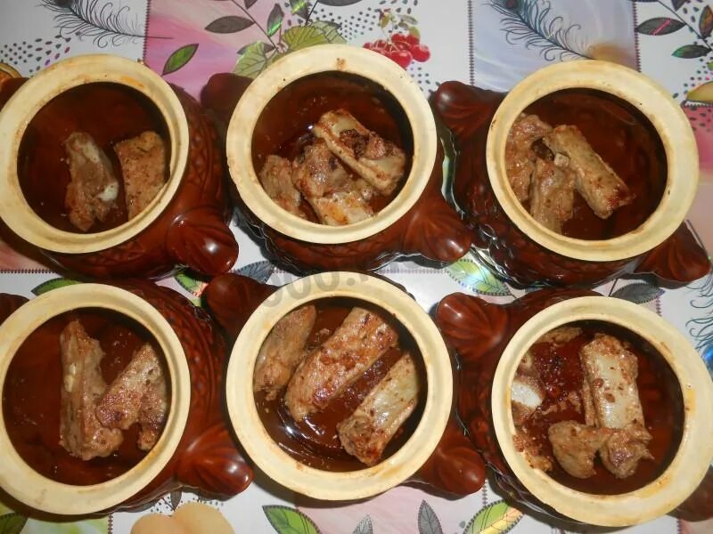 Рёбрышки свиные в духовке. Ребрышки в горшочке. Белорусская национальная кухня верещака. Ребрышки горшочке. Ребра в горшочках в духовке.