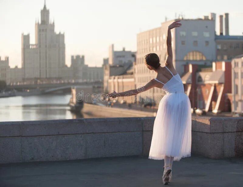 Прима балерина новосибирского оперного театра. Балерины москвы фотосессии. Балерина утром рано. Джой вомак балерина. Ballerina москва.