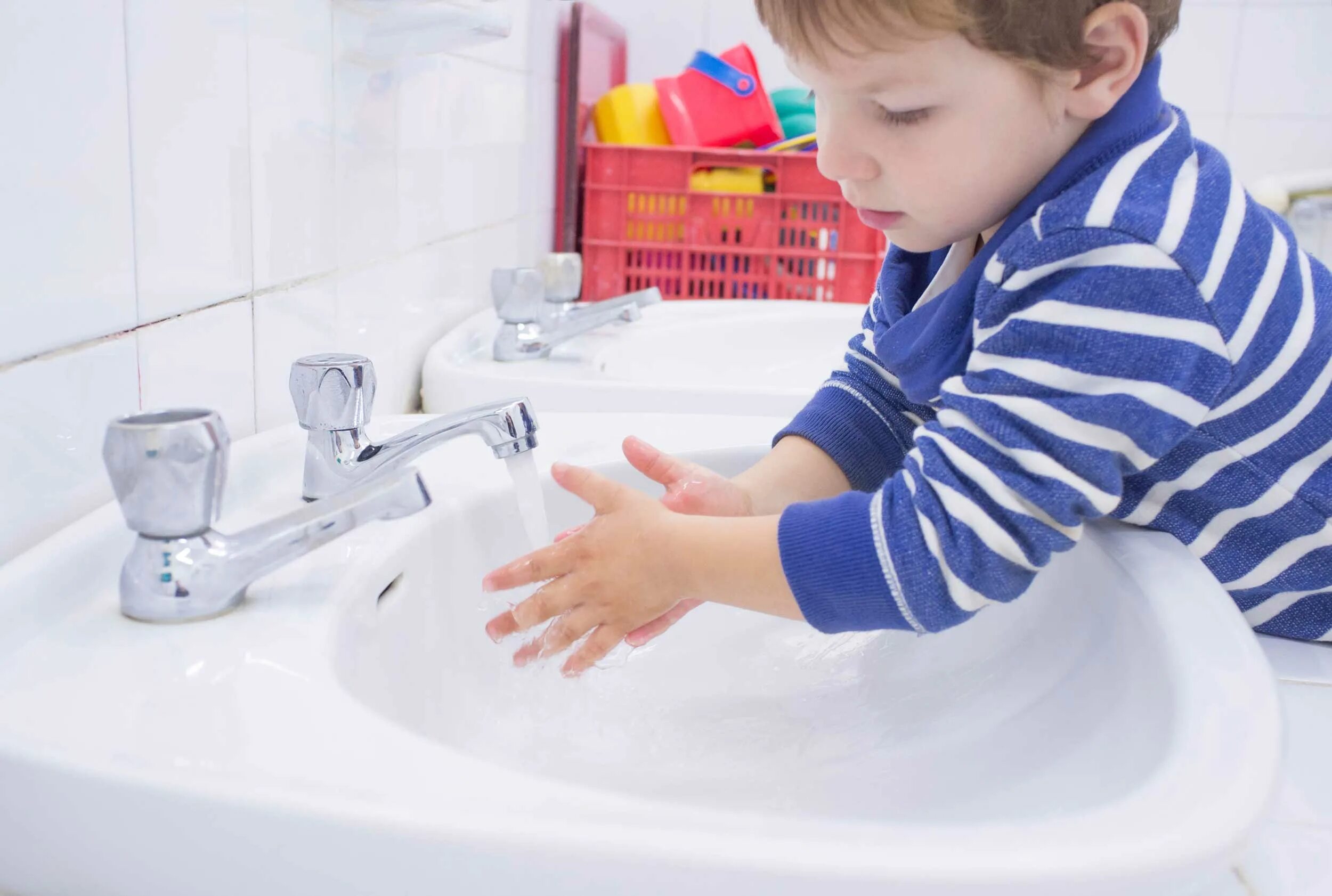 The children have washed. Мальчик моет руки. Ребенок моет руки. Ванная комната мытье детей. Раковина для детей в детском саду.