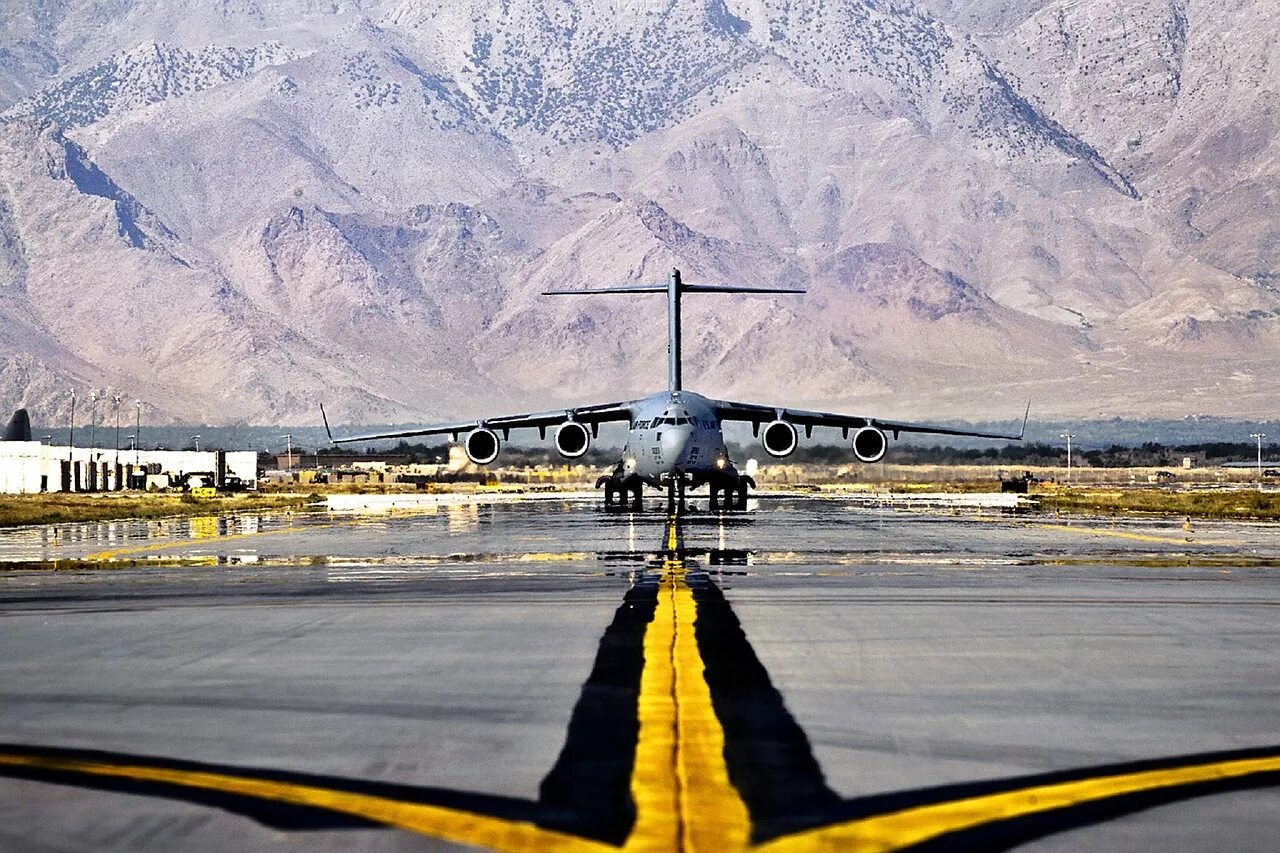 Аэродром что это. Авиабаза Баграм Афганистан. Самолет на взлетной полосе. Посадочная полоса для самолетов. Военный самолет на взлетной полосе.