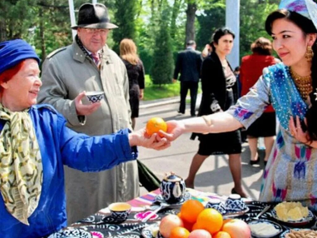 Национальной традиции узбекистана навруз. Узбекский гостеприимства. Обычаи и традиции узбекского народа. Узбекистан традиции махалля. Узбекские традиции.