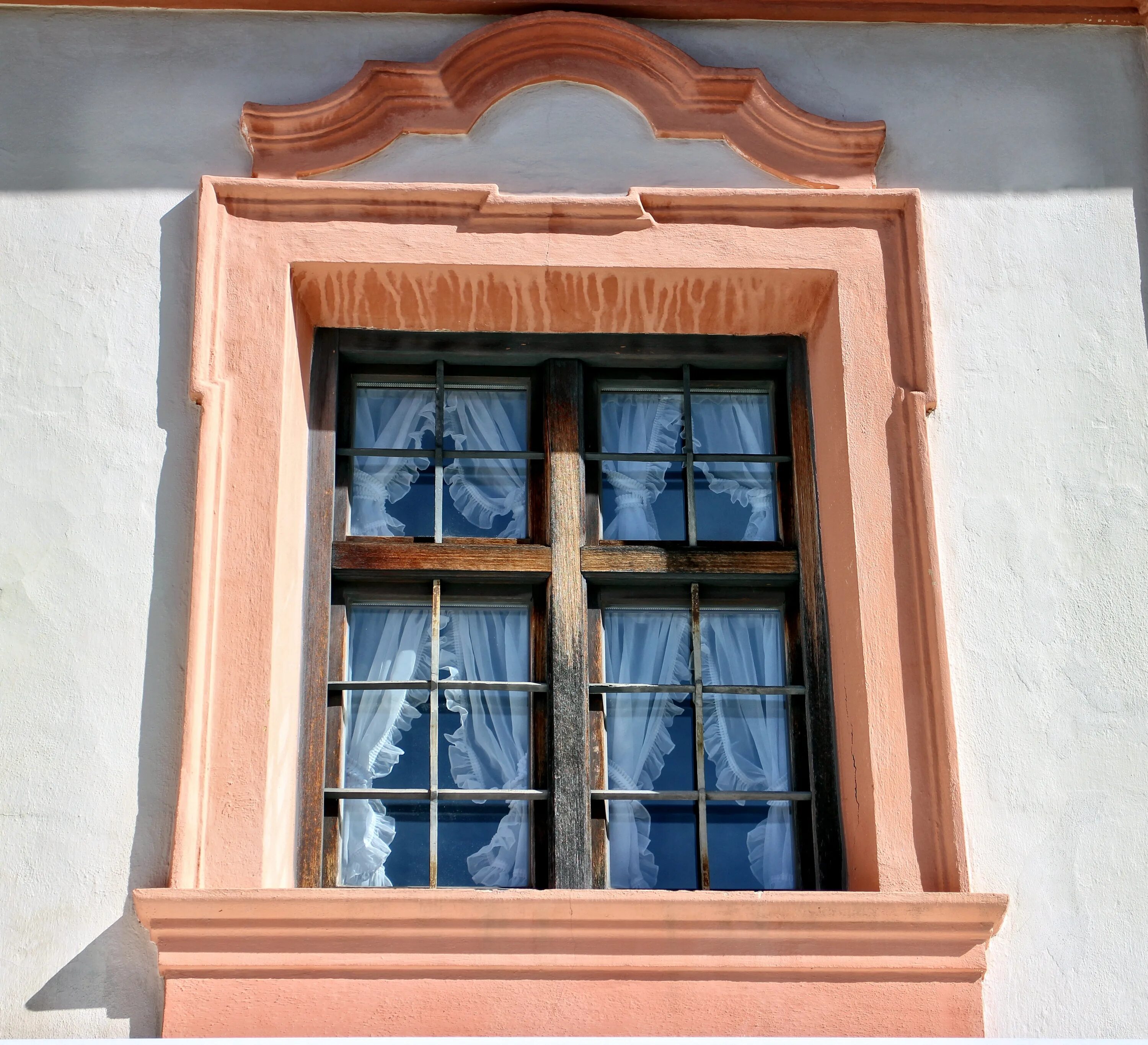 Окна старинный дом. Старинные окна. Деревянные окна в исторические здания. Деревянные окна в старинном стиле. Обрамление окон.