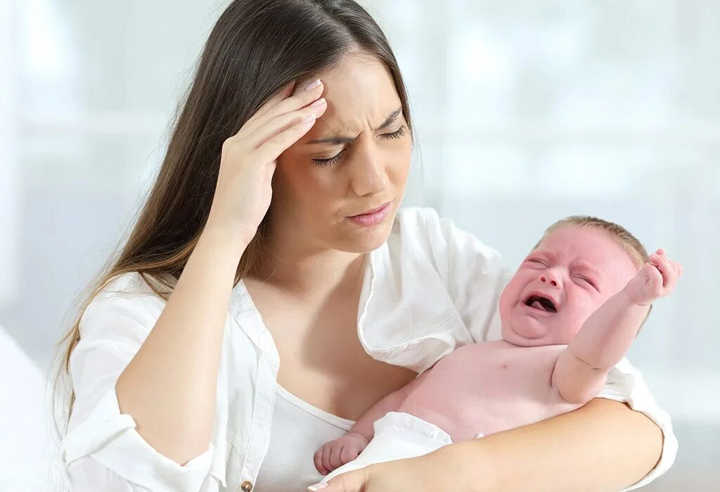 Уткнулся в подушку. Мать с ребенком. Мать с ребенком. Плачущий ребенок на руках у мамы. Укачивание ребенка.