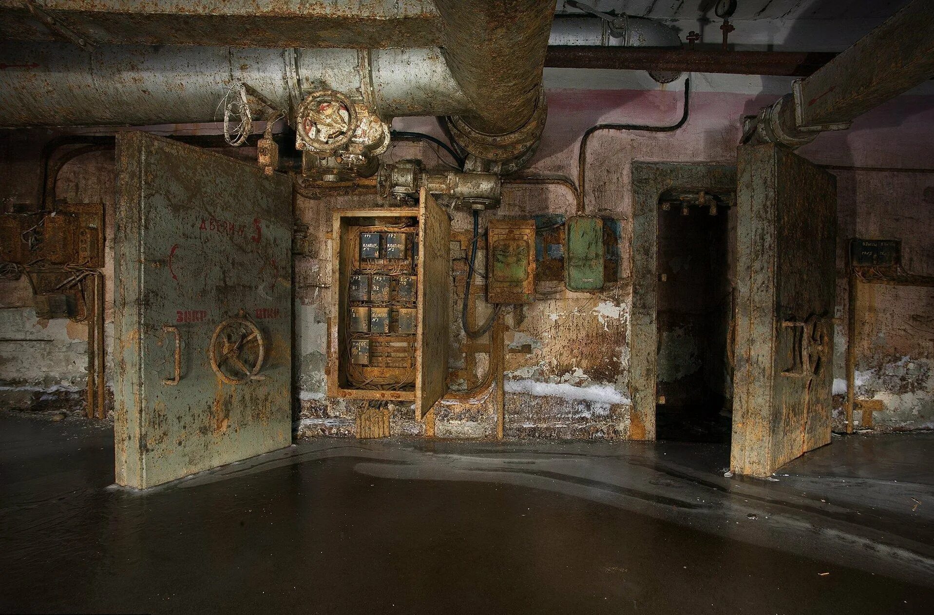 Старые бункера. Старые бункера. Заброшенный бункер в куркино. Заброшенный бункер 2 мировой войны. Метро 2 бункер сталина.