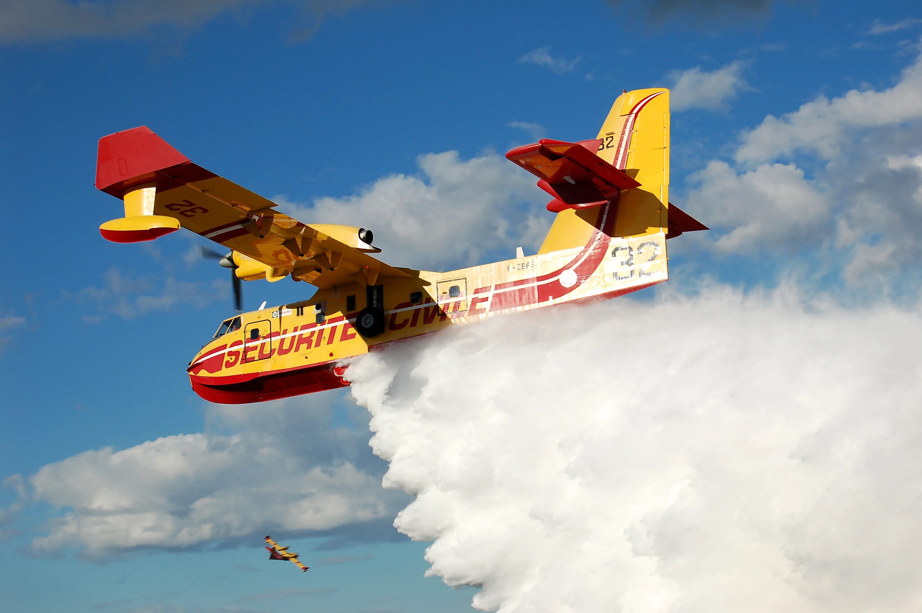 В каком году появились пожарные самолеты. Самолет Canadair CL-415. Canadair пожарный самолет. Canadair Bombardier CL-415. Canadair CL-215.