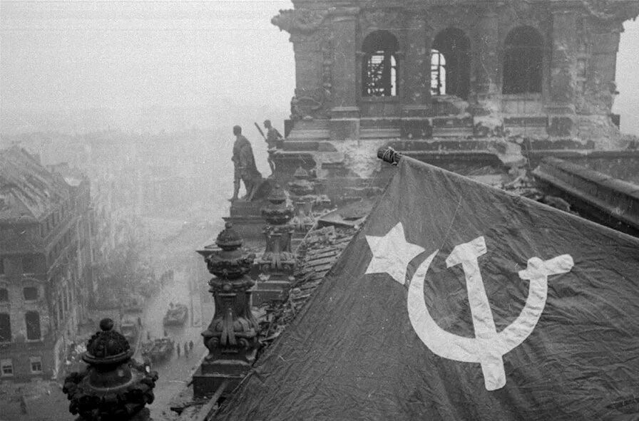 Берлин, 1945 год. Рейхстаг 1945 знамя победы. Танк ис2 берлин 1945. Рейхстаг 1941. Ис-2 берлин.