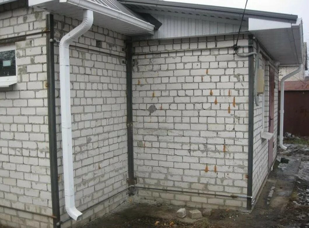 Стягиваем кирпичный дом. Стяжка дома с пристройкой. стянуть дом. стяжка дома от трещин. стяжка дома от трещин уголками.