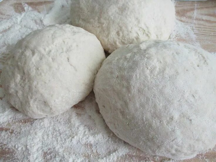 Дрожжи в муку тесто. Мука тесто. крутое тесто. тесто для хлеба. тесто фото.