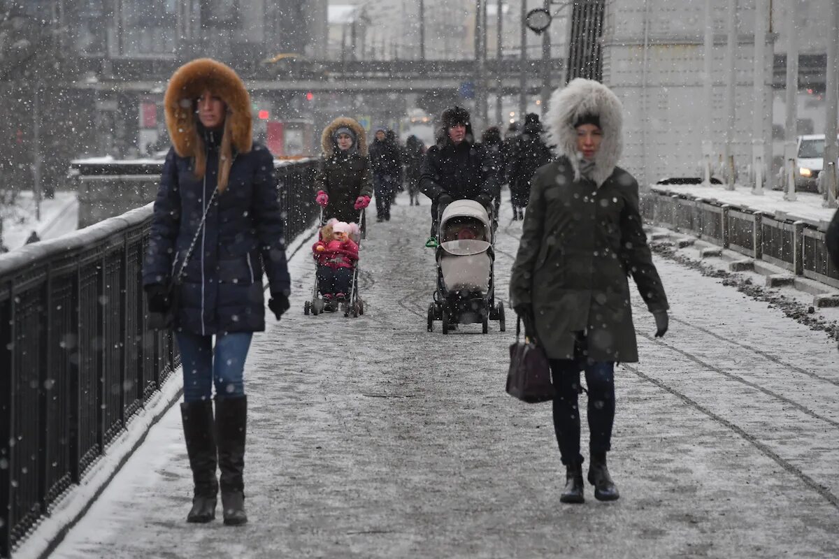 Как одеваться в питере зимой. Люди зимой на улице. люди на улицах москвы зимой. люди в москве зимой. люди на улице одежда зима.