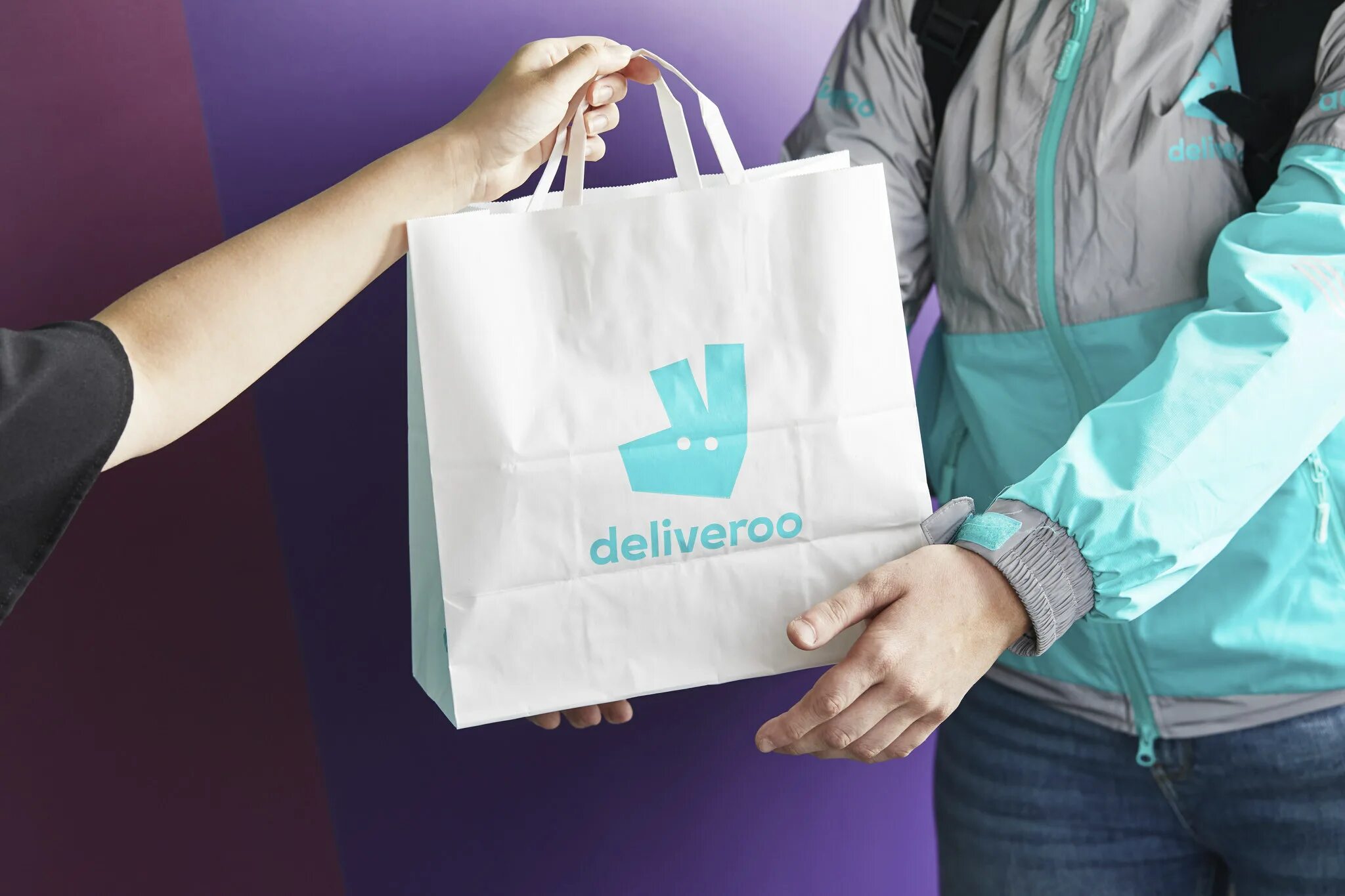 Курьер Deliveroo. Deliveroo Bag. Deliveroo Singapore. Deliveroo logo. Компании занимающиеся акциями