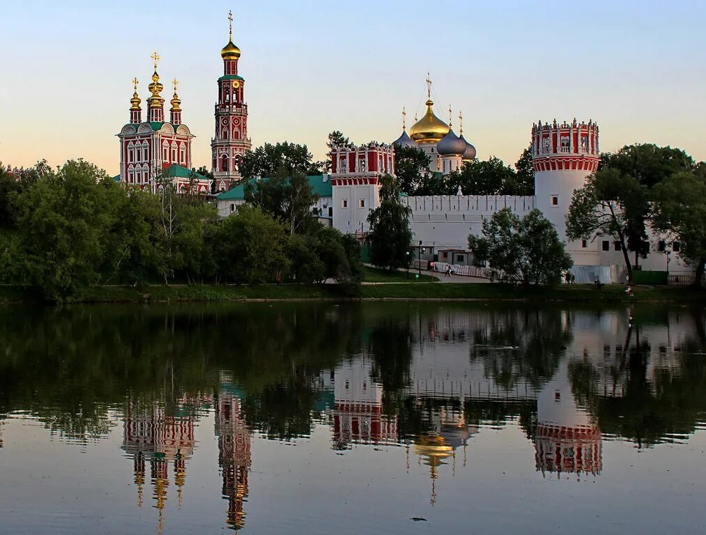 Известные монастыри москвы. Новодевичий женский монастырь. Новодевичий монастырь 1524. Озеро Новодевичий монастырь. Новодевичий монастырь лето.