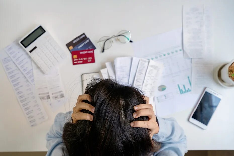 Финансовые проблемы. Проблемы с финансами. Financial stress. Финансовые проблемы. Уставшая женщина.