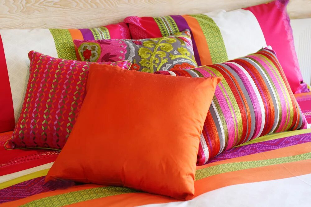 Описание текстиля. Декоративные подушки. Яркие декоративные подушки. Яркие диванные подушки. Разноцветные подушки.