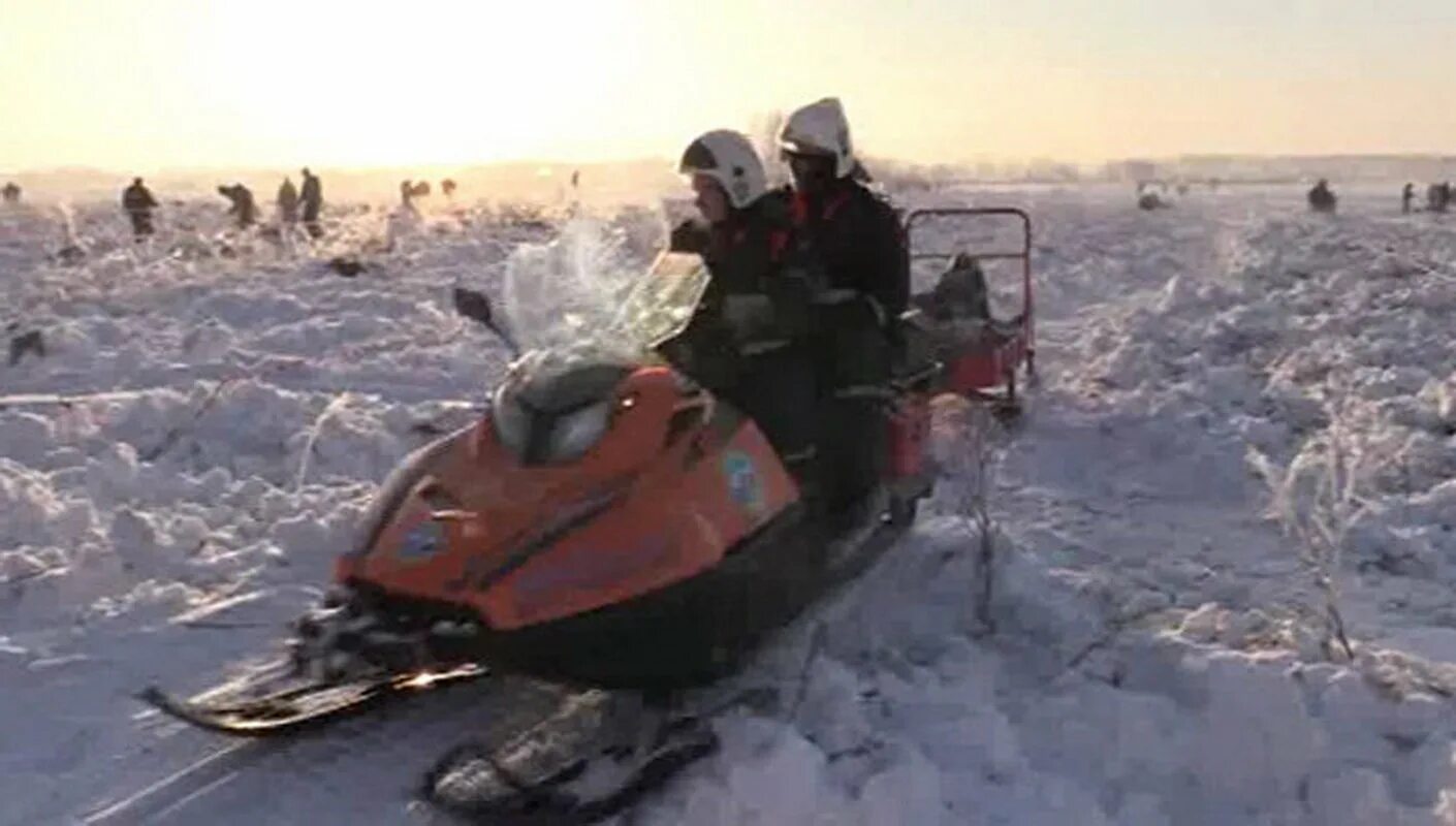 Мчс снегоход спасательный. Приисковый хакасия снегоходы. Снегоход в хакасии. Снегоходное сафари алтай. Горный снегоход в горах.