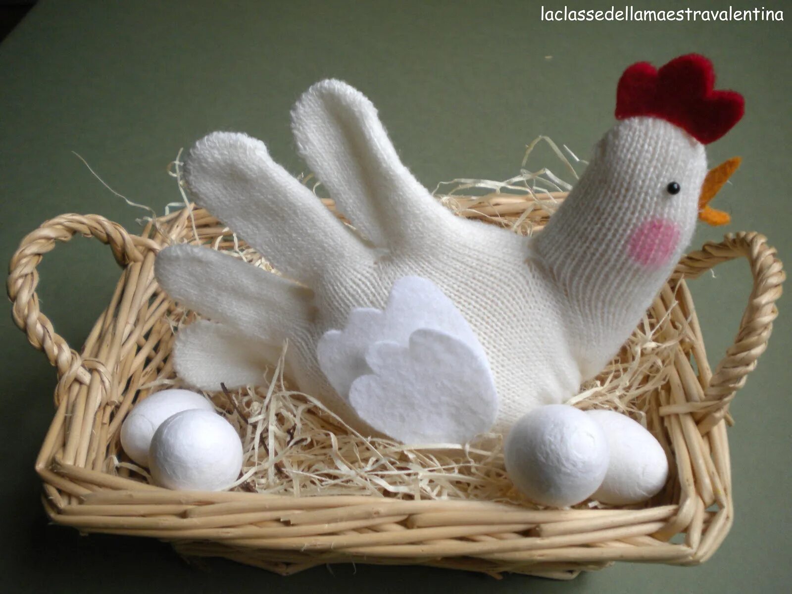 сделать курицу из подручного материала. поделка курочка на пасху. курица своими руками поделка. поделка курочка. курица из салфеток.