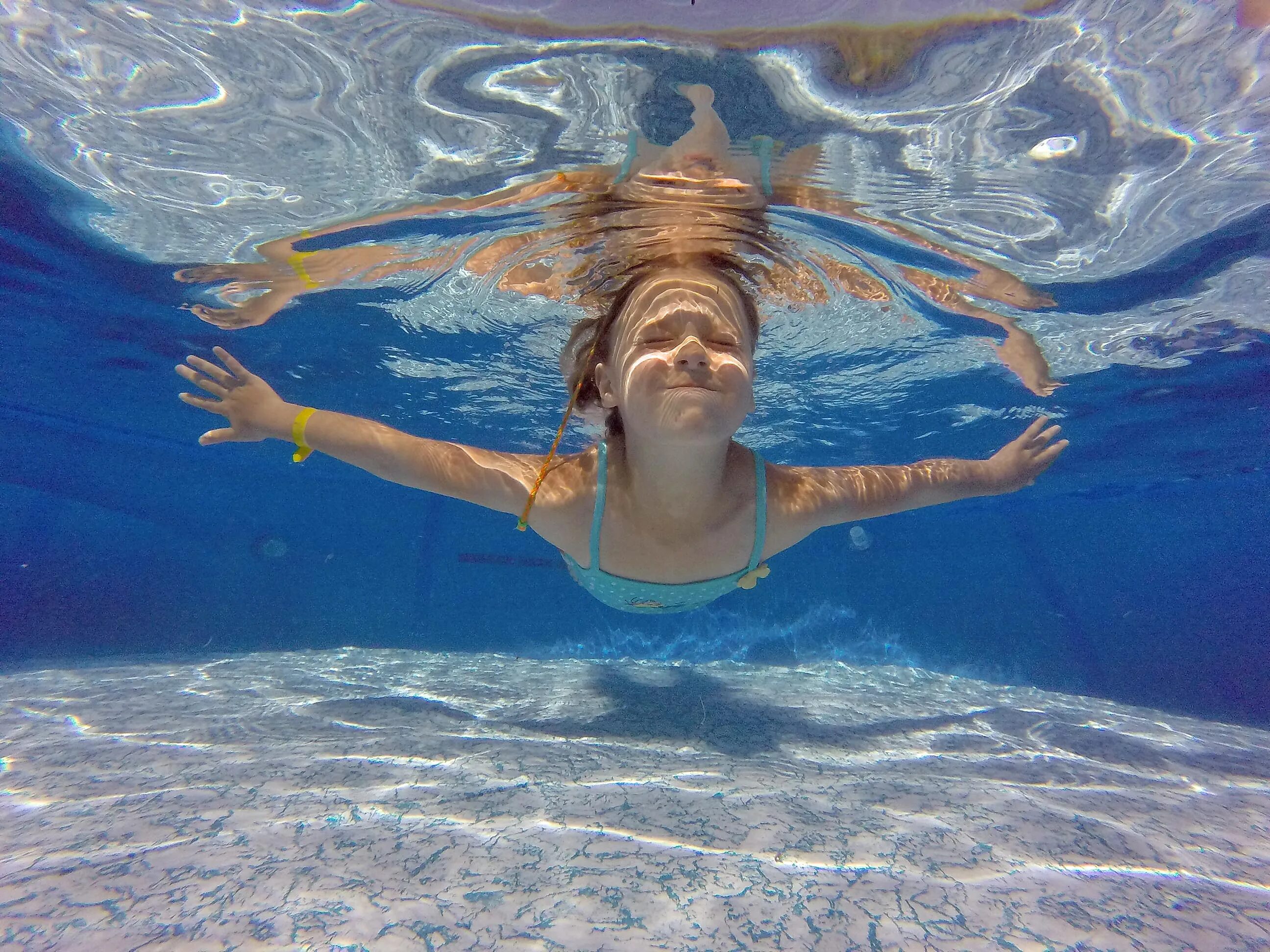 Фотосессия под водой. Девочка под водой. Фотосессия в воде в бассейне. Плавание девушки. Вода в легких бассейн