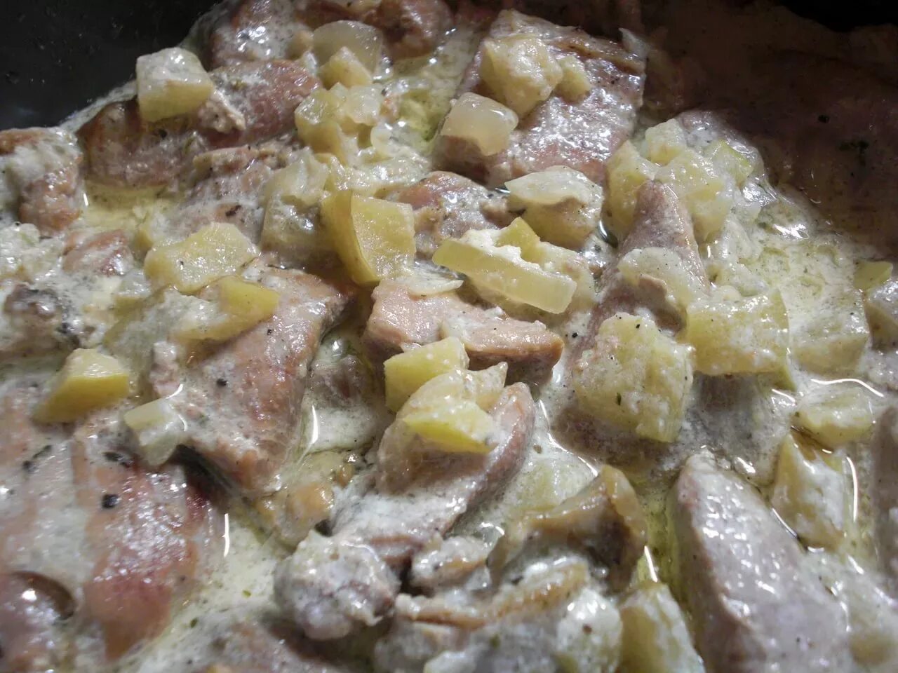 Грудка индейки с тушеными овощами. Индейка тушеная в сметане. Курица в сметанном соусе с овощами. Индейка в мультиварке фото. Индейка с луком морковью в сметанном соусе.