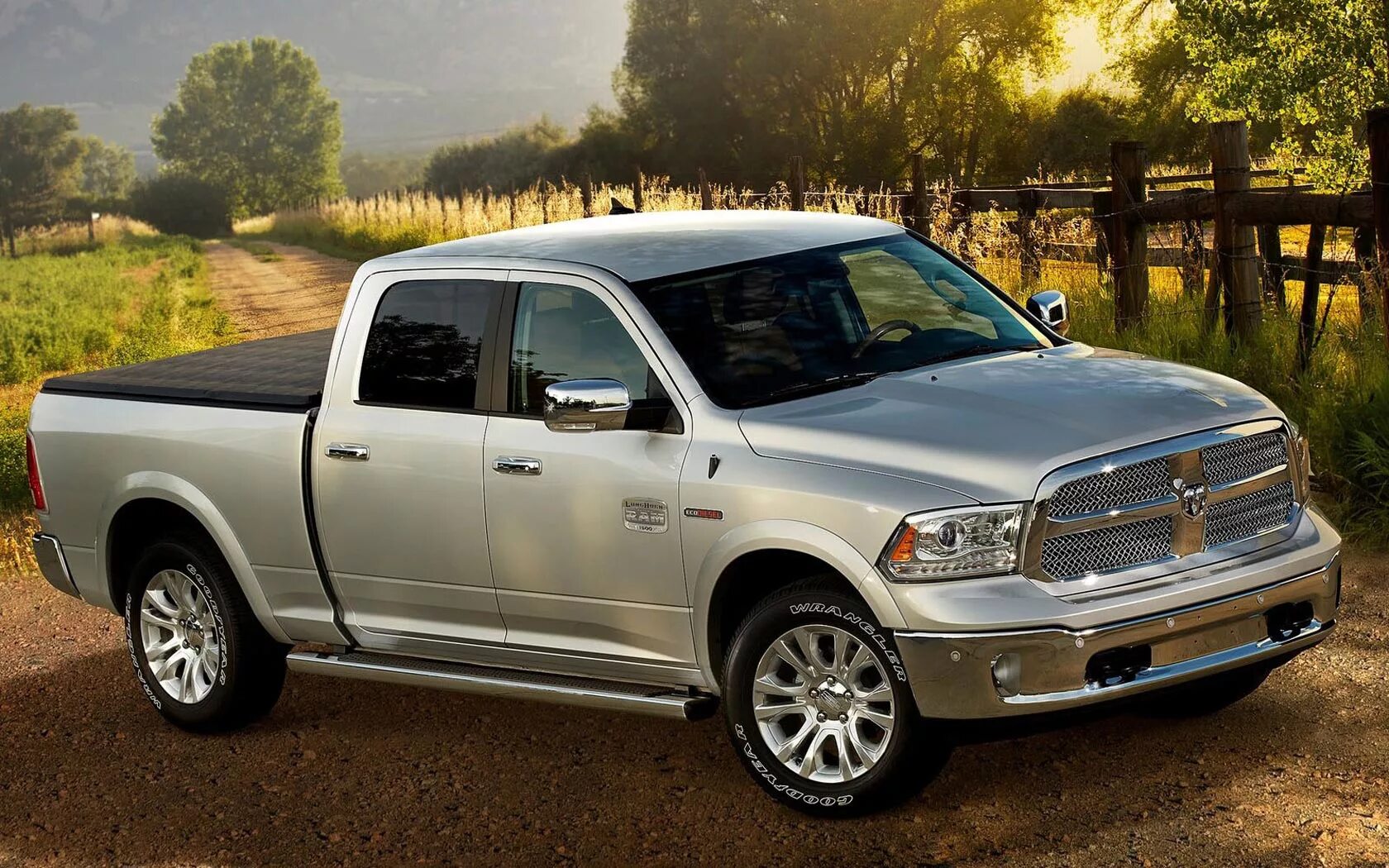 Ram на русском. Dodge Ram 1500 2014. Dodge Ram 1500 Laramie. Dodge Ram 1500 Laramie Longhorn. Ram 1500 серебристый.