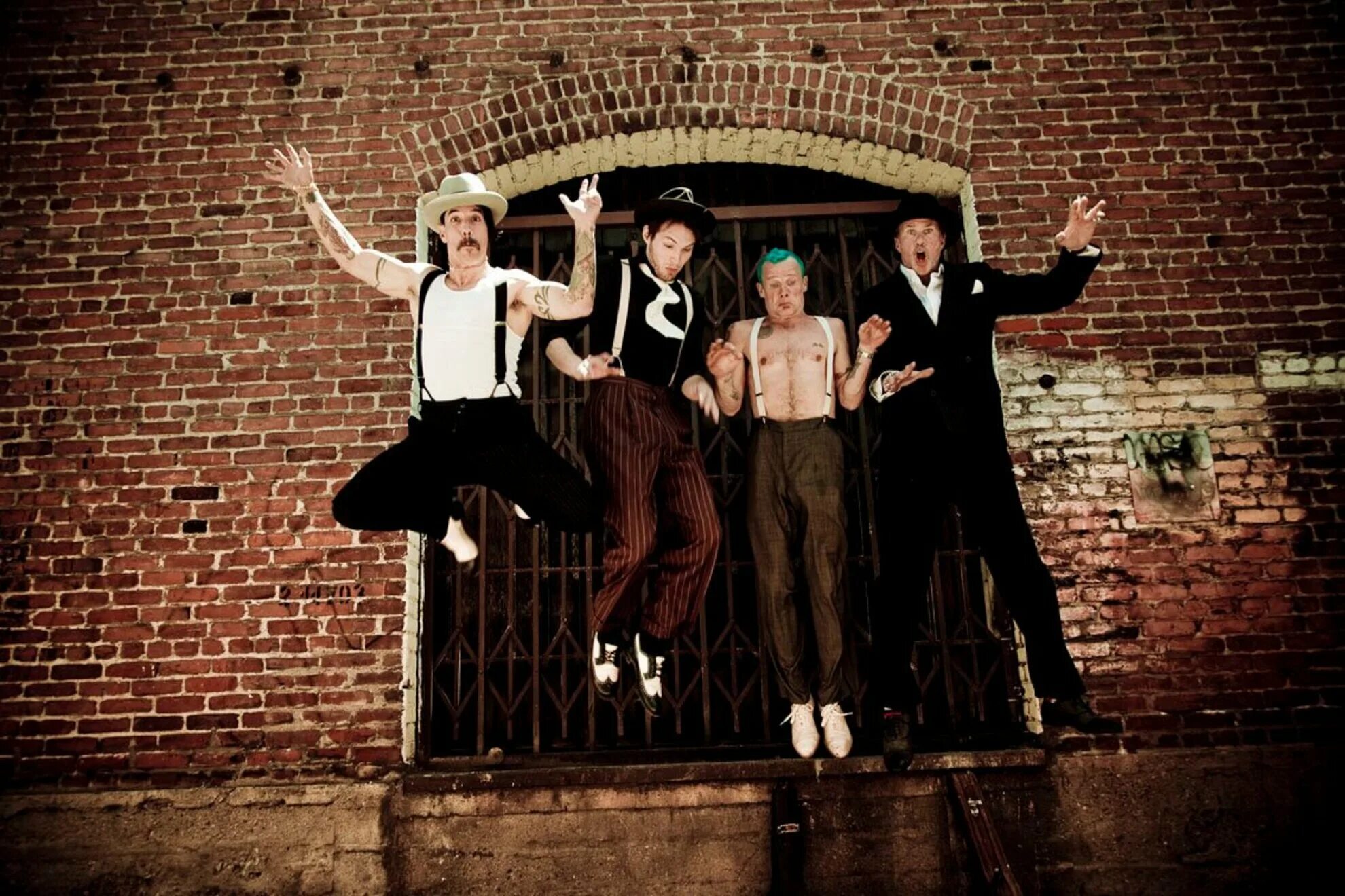Around the world red hot. Rhcp прыжок. редхотчилиперцы. редхотчилиперцы фото. red hot chili peppers brendan&#039;s death song.
