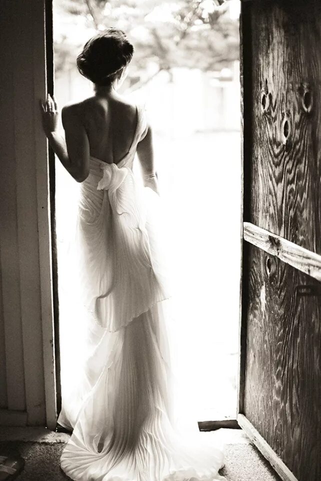 За окном белом платье. Женщина со спины. Девушка в белом платье со спины. Фотосессия в белом платье. Девушка в черном длинном платье.