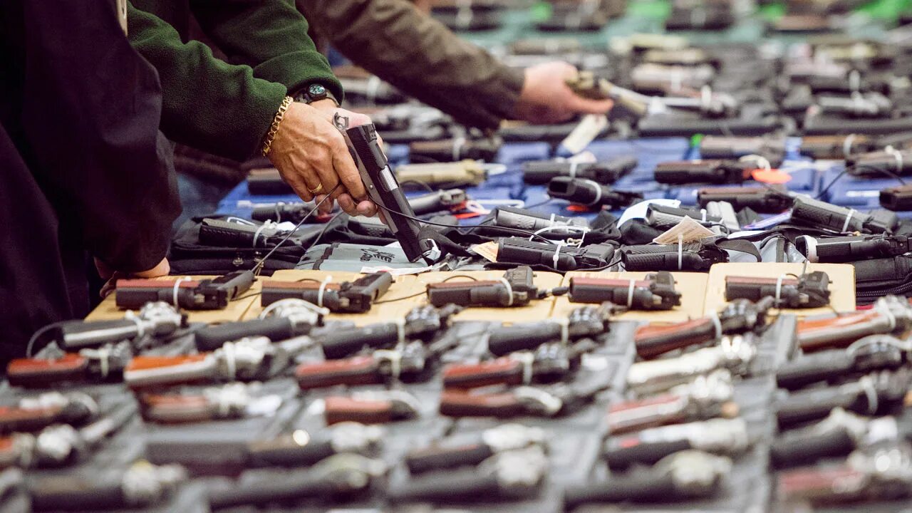 Рынок оружия. Черный рынок. Незаконная торговля оружием. Черный рынок оружия в Москве. Черный рынок магазин