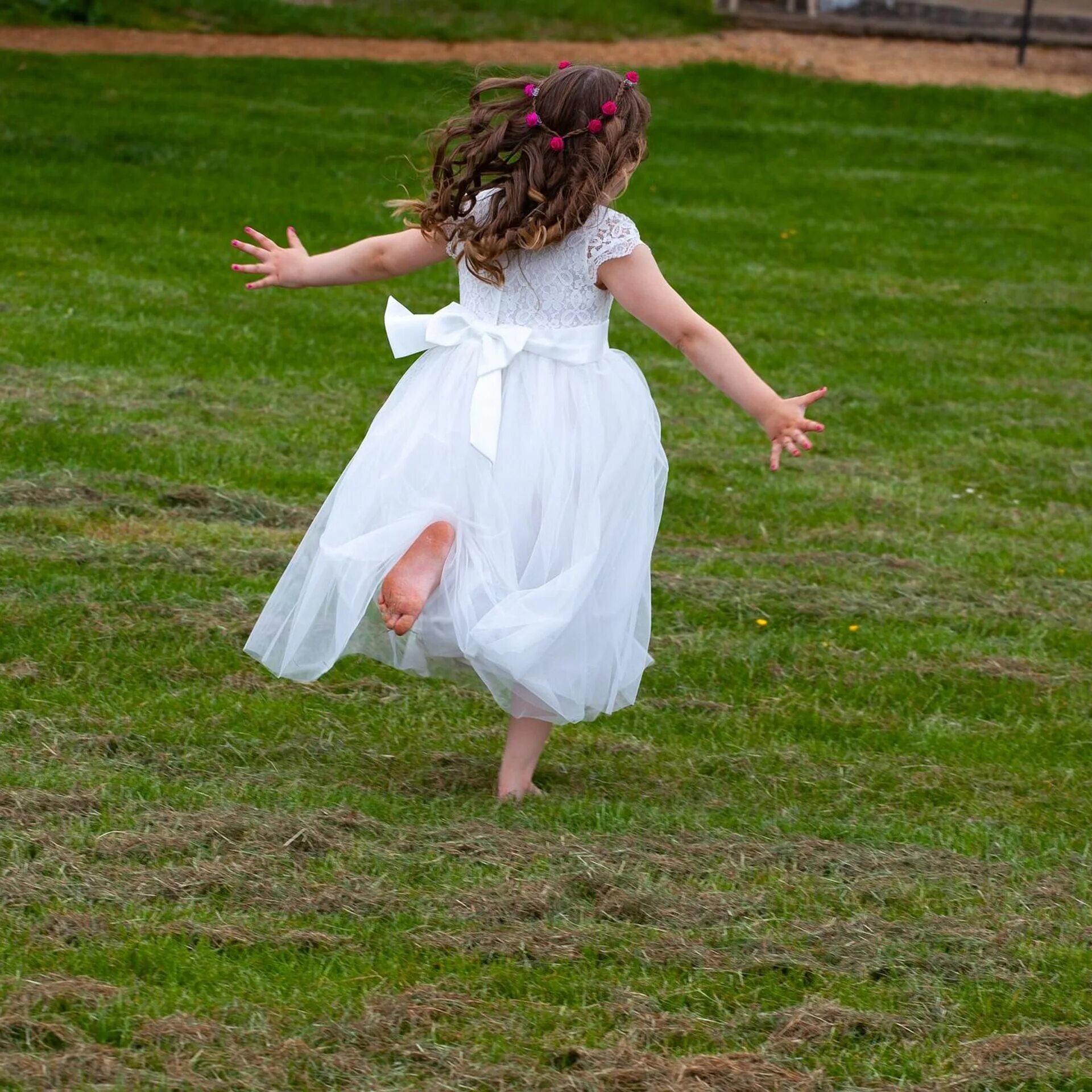 Девочка бежит. Белое платье для девочки. Маленькая девочка бежит. Девушка в платье убегает. Раз два три белом платье