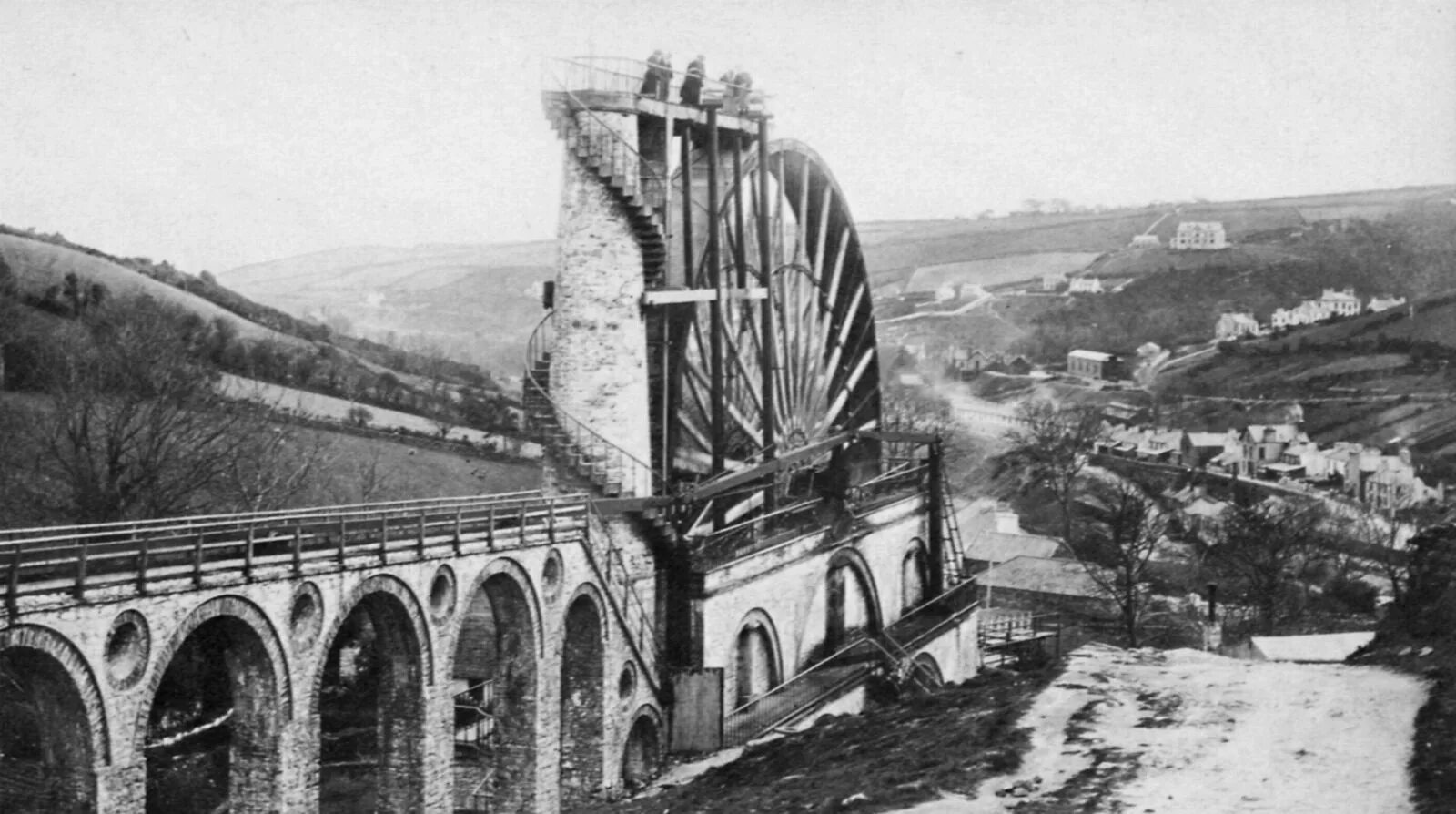 Город белый уголь. Первая в мире гэс 1878. первая гэс в англии в 1878. гэс «белый уголь» ессентуки. первая гидроэлектростанция в мире 1882.