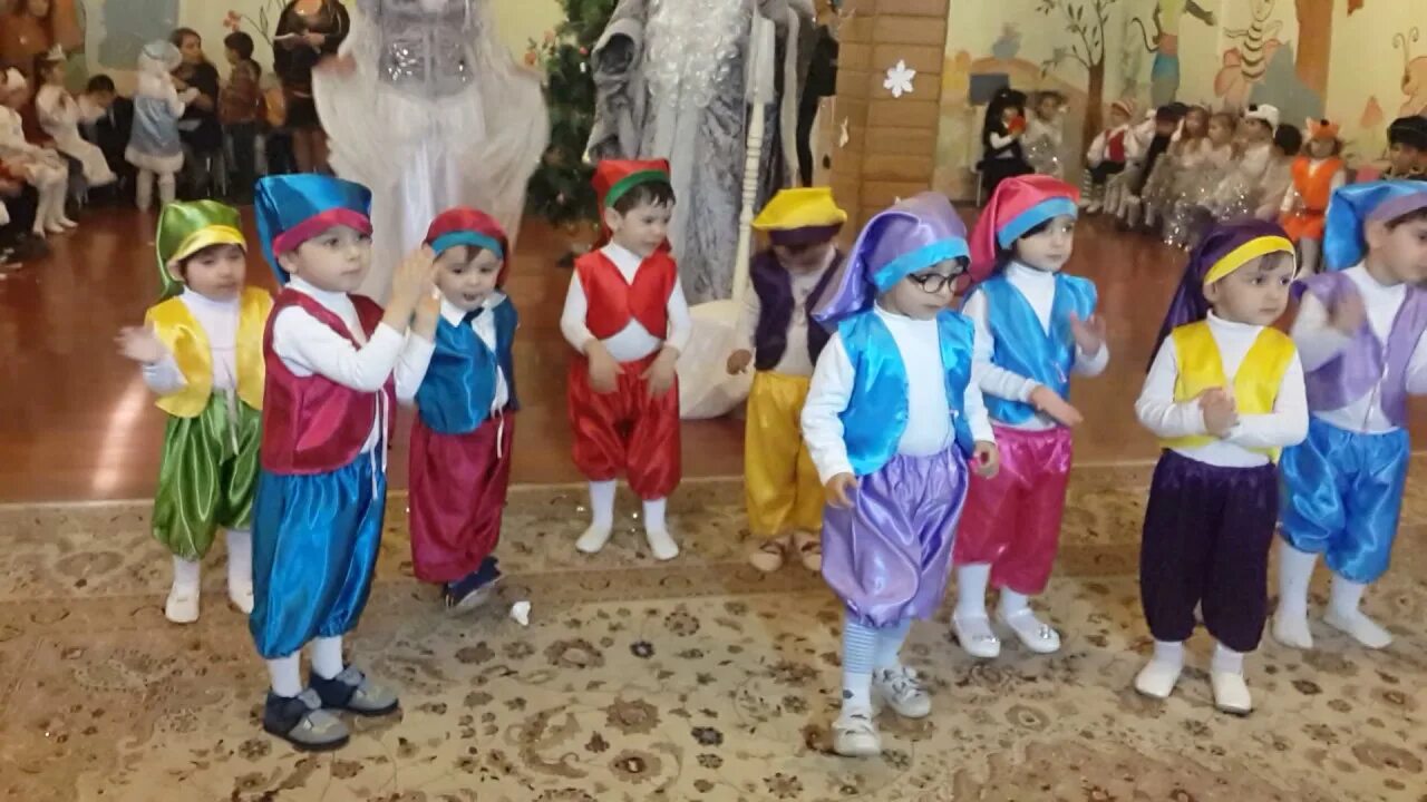 Танец гномики в детском саду средняя. Танец гномики в детском саду средняя. Танец новый год гномики младший группе. Танец гномики в детском саду средняя. Танец белоснежки и гномов в детском саду.