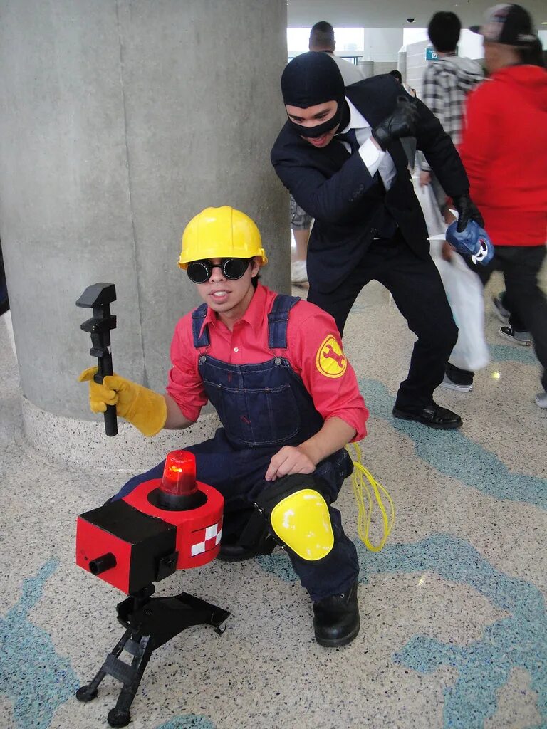 Tf2 cosplay. Team fortress 2 cosplay инженер. косплей тим фортресс 2. косплей инженера tf2. тим фортресс 2 в реальной жизни.