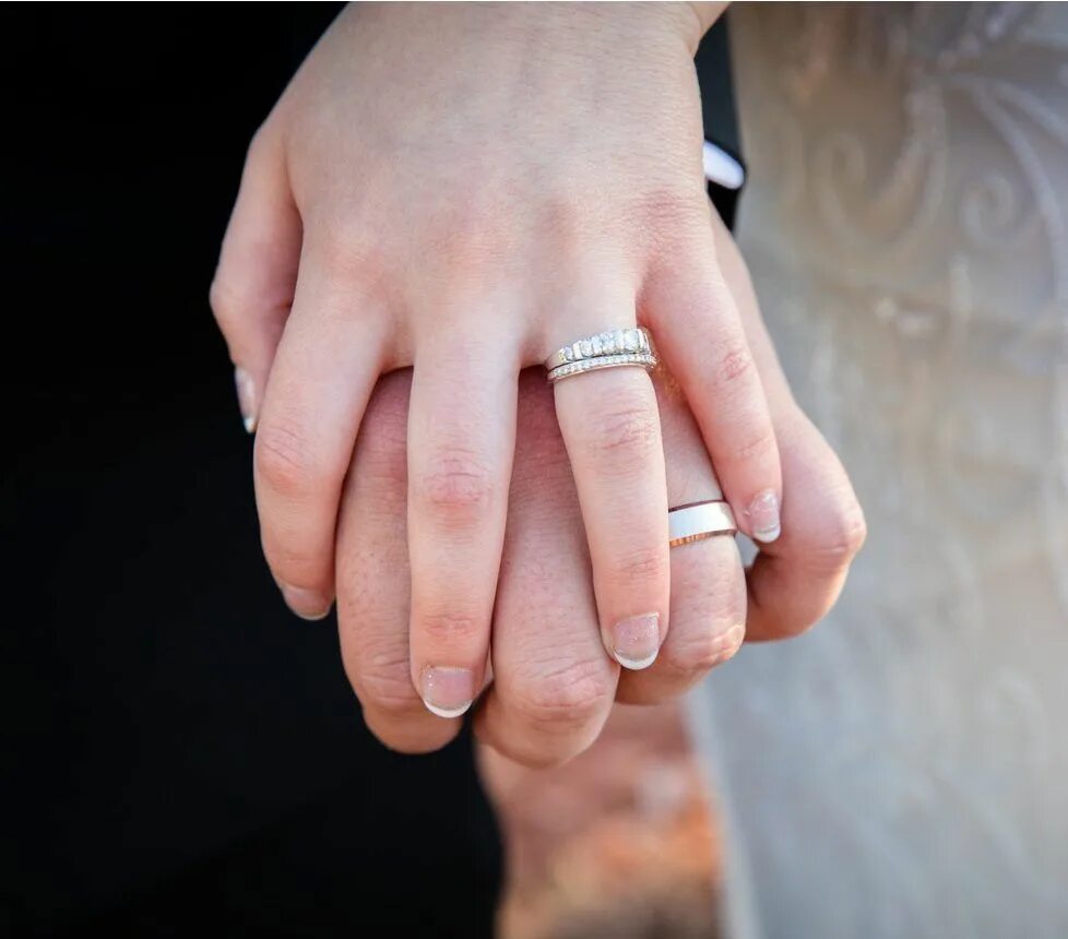 Poor girl ate wedding ring на русском. Обручальное кольцо на пальце. Стильные обручальные кольца на руках. Мужское обручальное кольцо на пальце. Обручальные кольца квадратные на руке.