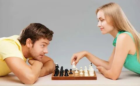 Женщина играет своими
