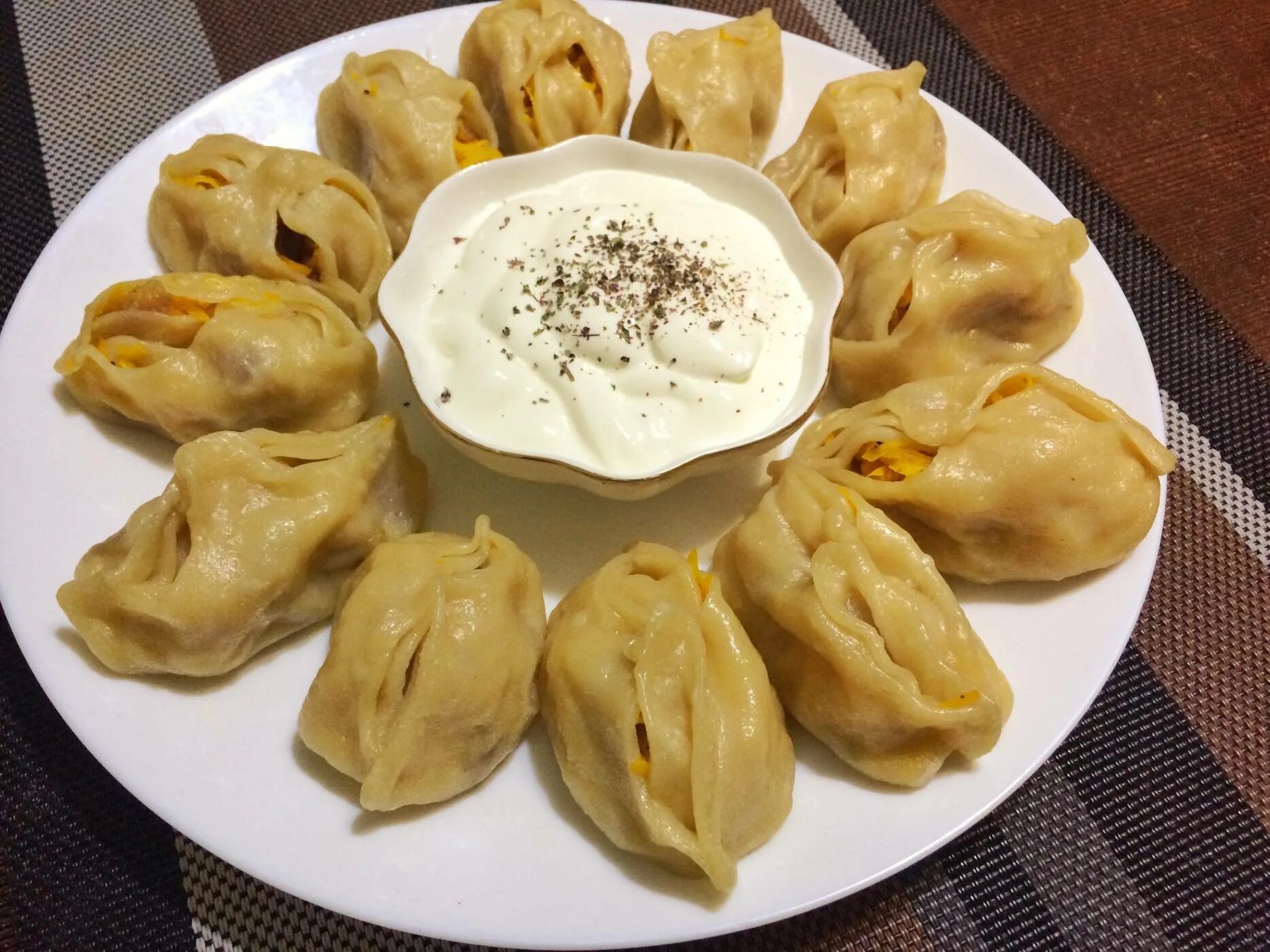 Манты с мясом тыквой и картошкой. Пельмени с тыквой. манты. манты из тыквы. постные манты.