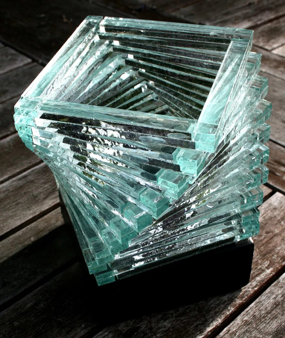 Разрезанная бутылка. Обрезки стекла. Остатки стекла. Обрез стекла. Стеклянные обрезки.