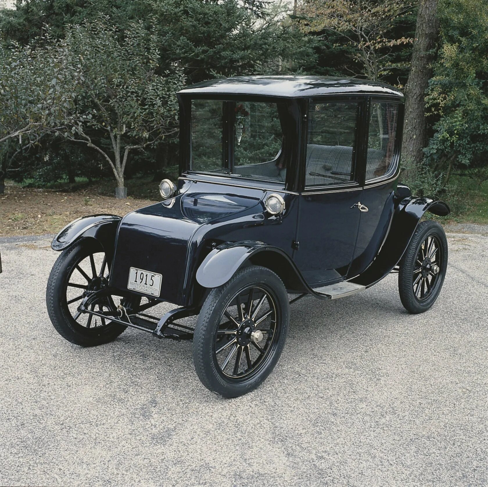 1 электрический автомобиль. Электромобиль 1923 Milburn Electric model 27l. Первый электромобиль 1841. Milburn Electric 27l Brougham. Milburn Electric 1918.