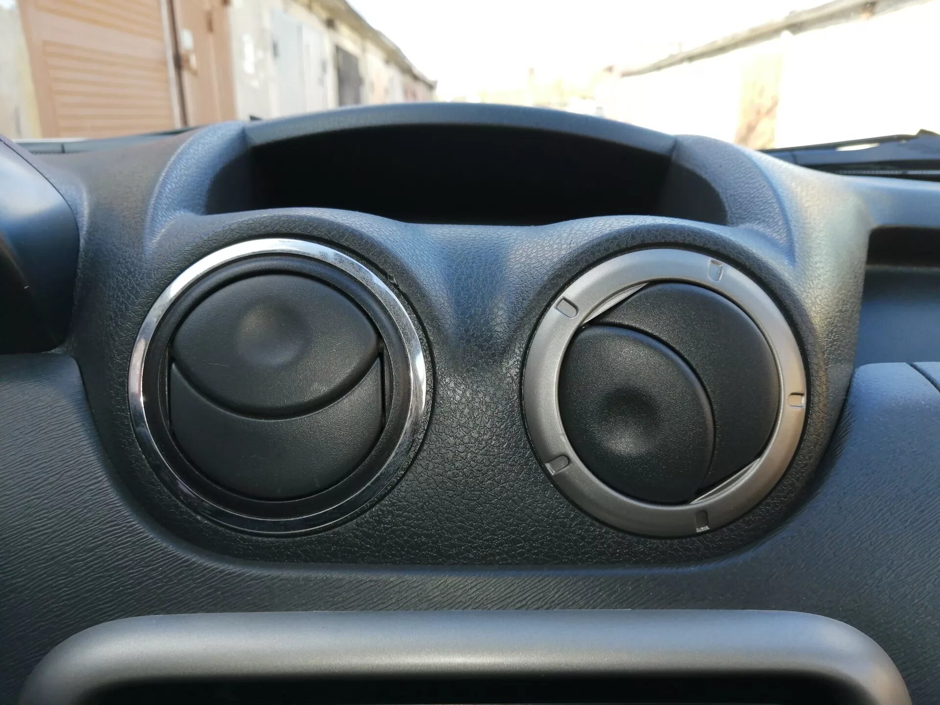 Воздуховод рено дастер 2. Дефлектор воздуховода kjuf y 2. Дефлектор воздуховода рено логан. Дефлекторы воздуховодов печки renault logan 2. Воздуховод дастер.