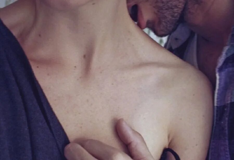 Поцелуй взасос. Девушка делает засос парню. Селфи пары. Девушка делает засос парню. Пошлости приятности для девочек.