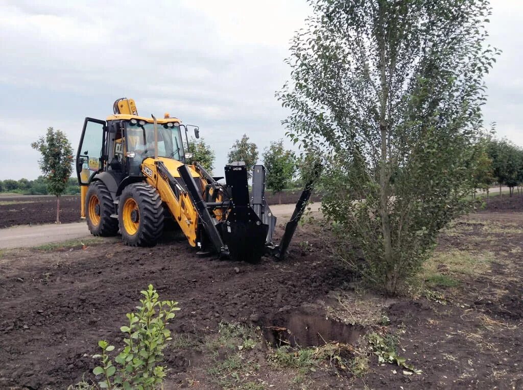 Аренда трактора buy ticket. Трактор JCB 4cx. Навесное оборудование для JCB 4cx. ЛОНМАДИ JCB 4cx. Пересадчик деревьев на трактор.