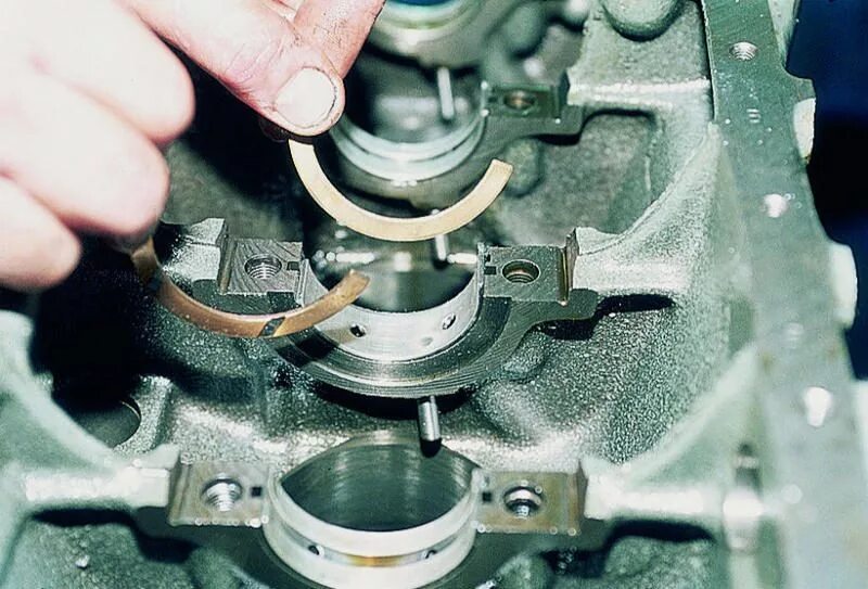 Упорные полукольца ваз-21126. Упорные кольца ваз 2114. Упорные кольца коленвала ваз 2109. Полукольца коленвала нива 21213. Как ставятся полукольца.