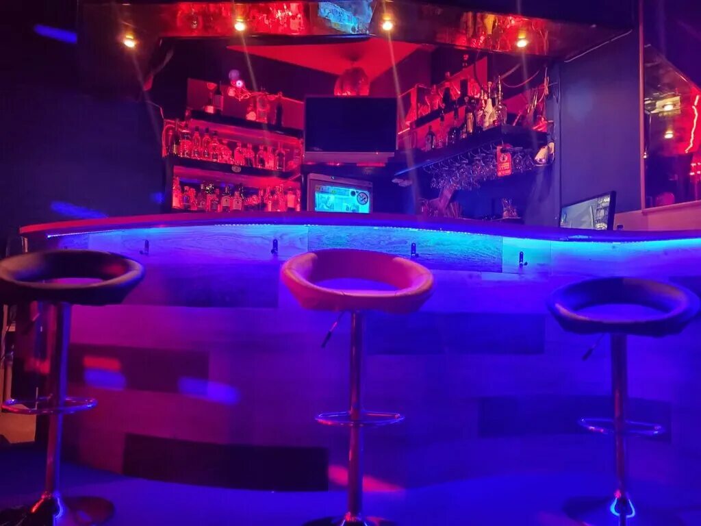 ближний ночной клуб. келб. ночной бар. в ночном клубе. ближний ночной клуб.