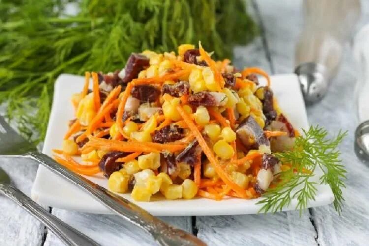 Салат с морковкой по корейски и сухариками. Салат из копчёной курицы с корейской морковкой и фасолью. салат с фасолью и морковью. салат с фасолью и корейской морковью. салат с корейской морковью и фасолью и сухариками.