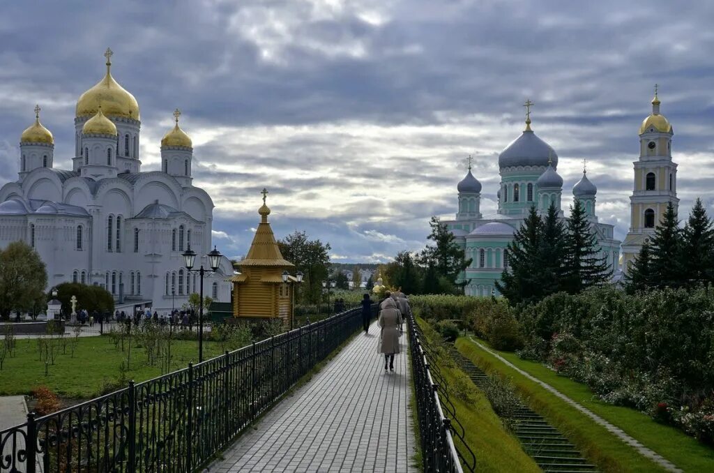 Свято троицкий дивеево. Дивеево Серафимо-Дивеевский. Серафимо-Дивеевский монастырь. Свято Троицкий Дивеевский монастырь. Серафимо-Дивеевский монастырь канавка.