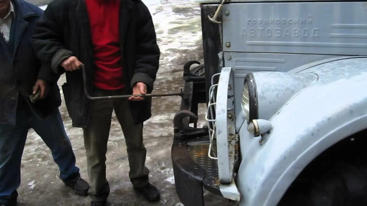Завести вручную. Кривой стартер газ 53. газ-66 заведение с кривого стартера. кривой стартер зил. завести машину с кривого.