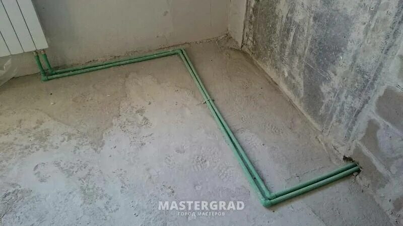 Под полом проходит труба. Труба для радиаторов отопления в стяжку. pex труба для отопления в стяжке. стяжка пола с трубами отопления в полу. прокладка труб отопления в полу.